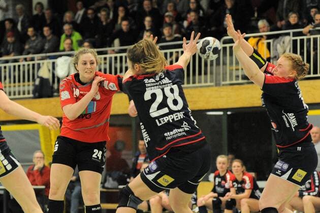 Helena Egelund Mikkelsen SV Union Halle Neustadt 24 v Anika Leppert SG H2Ku Herrenberg Kuties 28 SG H2Ku Herrenberg Kuties Handball league match 24 02 2018 Herrenberg Copyright: xEIBNER Tobias_Baurx EP_TBR