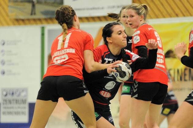 Carolin Tuc SG H2Ku Herrenberg Kuties 77 against Mikaela Johansson SV Union Halle Neustadt 11 SG H2Ku Herrenberg Kuties Handball League match 24 02 2018 Herrenberg Copyright: xEIBNER Tobias_Baurx EP_TBR