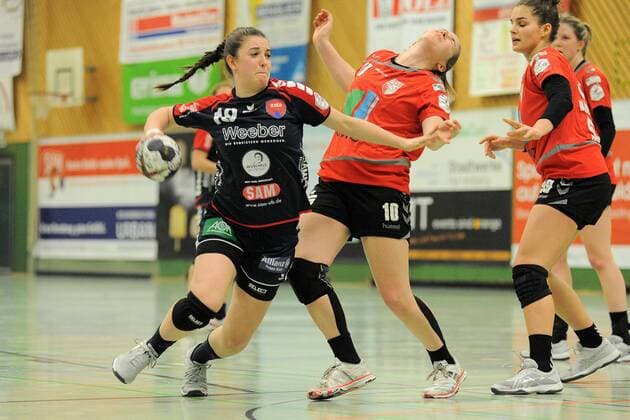 Lea Neubrander SG H2Ku Herrenberg Kuties 18 gents Nadine Smit SV Union Halle Neustadt 10 SG H2Ku Herrenberg Kuties Handball league match 24 02 2018 Herrenberg Copyright: xEIBNER Tobias_Baurx EP_TBR