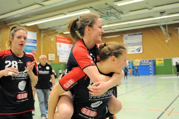 pure joy at Celine Effinger SG H2Ku Herrenberg Kuties 17 and Sandra Kussmaul SG H2Ku Herrenberg Kuties 5 SG H2Ku Herrenberg Kuties Handball league match 24 02 2018 Herrenberg Copyright: xEIBNER Tobias_Baurx EP_TBR