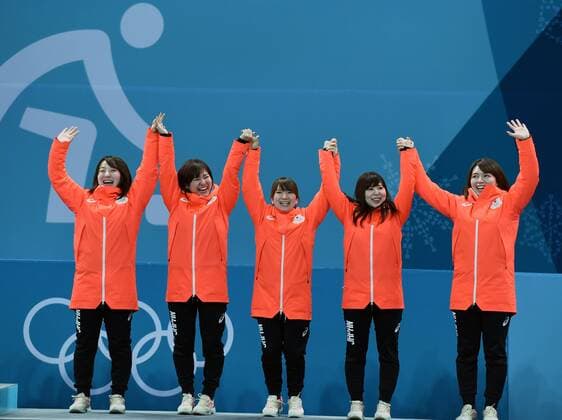 (180225) -- PYEONGCHANG, Feb. 25, 2018 -- Bronze medalist team Japan pose for photos during medal ceremony of women s curling at the 2018 PyeongChang Winter Olympic Games Olympische Spiele Olympia OS at Gangneung Curling Centre, Gangnueng, South Korea, Feb. 25, 2018. ) (SP)OLY-SOUTH KOREA-PYEONGCHANG-WOMEN S CURLING-MEDAL CEREMONY MaxPing 