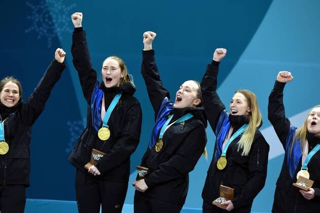 (180225) -- PYEONGCHANG, Feb. 25, 2018 -- Gold medalist team Sweden celebrate during medal ceremony of women s curling at the 2018 PyeongChang Winter Olympic Games Olympische Spiele Olympia OS at Gangneung Curling Centre, Gangnueng, South Korea, Feb. 25, 2018. ) (SP)OLY-SOUTH KOREA-PYEONGCHANG-WOMEN S CURLING-MEDAL CEREMONY MaxPing 