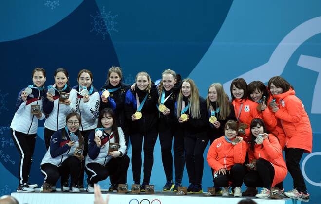 (180225) -- PYEONGCHANG, Feb. 25, 2018 -- Gold medalist team Sweden (C), silver medalist team South Korea (L) and bronze medalist team Japan pose for photos during medal ceremony of women s curling at the 2018 PyeongChang Winter Olympic Games Olympische Spiele Olympia OS at Gangneung Curling Centre, Gangnueng, South Korea, Feb. 25, 2018. ) (SP)OLY-SOUTH KOREA-PYEONGCHANG-WOMEN S CURLING-MEDAL CEREMONY MaxPing 