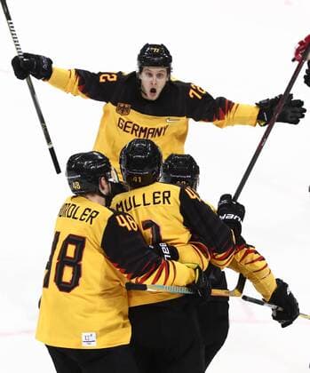 Olympia-Bilder des Tages GANGNEUNG, SOUTH KOREA - FEBRUARY 25, 2018: Germany s players celebrate scoring in the men s gold medal Ice hockey Eishockey game against the Olympic Athletes from Russia (OAR) at Gangneung Hockey Centre at the 2018 Winter Olympic Games Olympische Spiele Olympia OS Valery Sharifulin TASS  TS075A2F