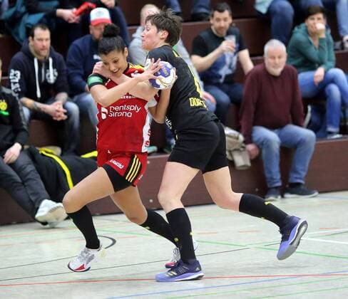 lsp Handball Women First Bundesliga HSG Bensheim vs Borussia Dortmund Season 2017 2018 24 02 2018 Bensheim v 1 Rafika Ettaqi Bensheim Anne Mueller Dortmund Action Combat ba