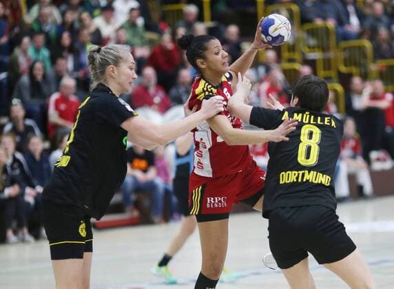 lsp Handball Women First Bundesliga HSG Bensheim vs Borussia Dortmund Season 2017 2018 24 02 2018 Bensheim v l Nadja Mansson and Anne Müller Dortmund against Rafika Ettaqi Bensheim Action duel ba