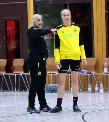 lsp Handball Women First Bundesliga HSG Bensheim vs Borussia Dortmund Season 2017 2018 24 02 2018 Bensheim v l Dortmund coach Ildiko Barna with Nadja Mansson Dortmund action single shot ba