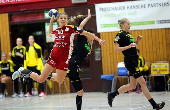 lsp Handball Women First Bundesliga HSG Bensheim vs Borussia Dortmund Season 2017 2018 24 02 2018 Bensheim v l Bogna Sobiech Bensheim against Harma van Kreij and Nadja Mansson both Dortmund action duel ba