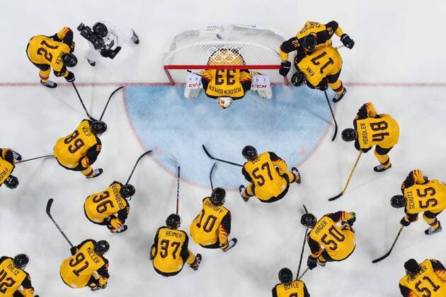 180225 Germanys players gather around their goalkeeper Danny aus den Birken ahead of the Ice Hockey Mens Final between Olympic Athletes from Russia OAR and Germany during day sixteen of the 2018 Winter Olympics on February 25, 2018 in Pyeongchang Photo Joel Marklund BILDBYRAN Code JM 87649  Copyright: JOELxMARKLUND BB180225JM082