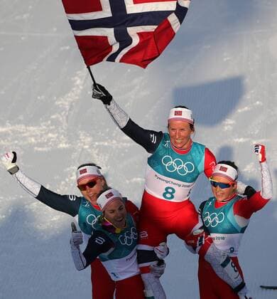 PYEONGCHANG, SOUTH KOREA - FEBRUARY 25, 2018: Norway s Ragnhild Haga, Heidi Weng, gold medalist Marit Bjoergen, and Ingvild Flugstad Oestberg (L-R) cheer after the ladies cross country skiing 30km mass start classic race at Alpensia Cross Country Skiing Centre at the 2018 Winter Olympic Games Olympische Spiele Olympia OS Sergei Bobylev TASS  TS075AA9