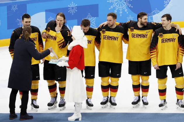 EHRHOFF Christian Team GER with Olympic champion Britta HEIDEMANN IOC at the award ceremony Hockey Final RUS GER 4 3 Olympic Winter Games 2018 Pyeongchang South Korea 2018 Olympic Winter Games Pyeongchang 25 February 2018
