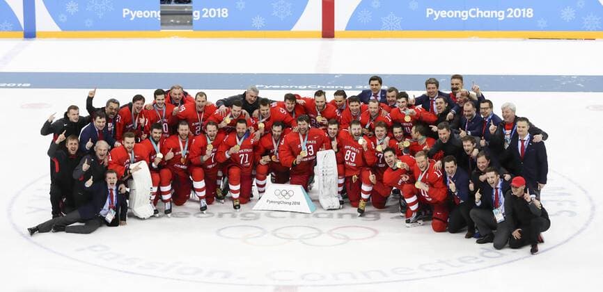 Olympia-Bilder des Tages (180225) -- PYEONGCHANG, Feb. 25, 2018 -- Olympic athletes from Russia pose for photos after winning men s Ice hockey Eishockey final against Germany at Gangneung Hockey Centre, in Gangneung, South Korea, Feb. 25, 2018. The Olympic Athletes from Russia team defeated Germany 4:3 and won the gold medal. ) (SP)OLY-SOUTH KOREA-PYEONGCHANG-ICE HOCKEY-MEN S GOLD MEDAL GAME-OAR VS GER HanxYan 