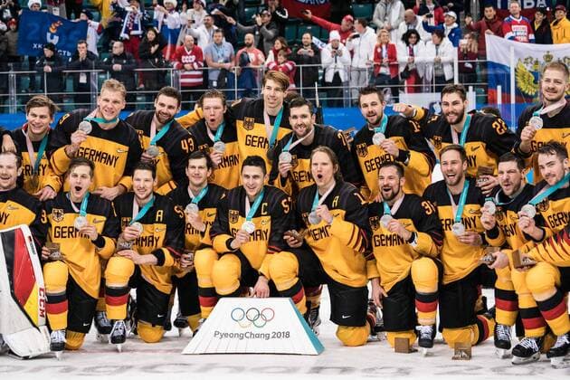 Themen der Woche - SPORT Olympia-Bilder des Tages (180225) -- PYEONGCHANG, Feb. 25, 2018 -- Silver-medalists Germany s players celebrate during the medal ceremony of men s Ice hockey Eishockey event at Gangneung Hockey Centre, in Gangneung, South Korea, Feb. 25, 2018. ) (SP)OLY-SOUTH KOREA-PYEONGCHANG-ICE HOCKEY-MEN S GOLD MEDAL GAME-OAR VS GER WuxZhuang 