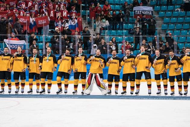 (180225) -- PYEONGCHANG, Feb. 25, 2018 -- Silver-medalists Germany s players celebrate during the medal ceremony of men s Ice hockey Eishockey event at Gangneung Hockey Centre, in Gangneung, South Korea, Feb. 25, 2018. ) (SP)OLY-SOUTH KOREA-PYEONGCHANG-ICE HOCKEY-MEN S GOLD MEDAL GAME-OAR VS GER WuxZhuang 