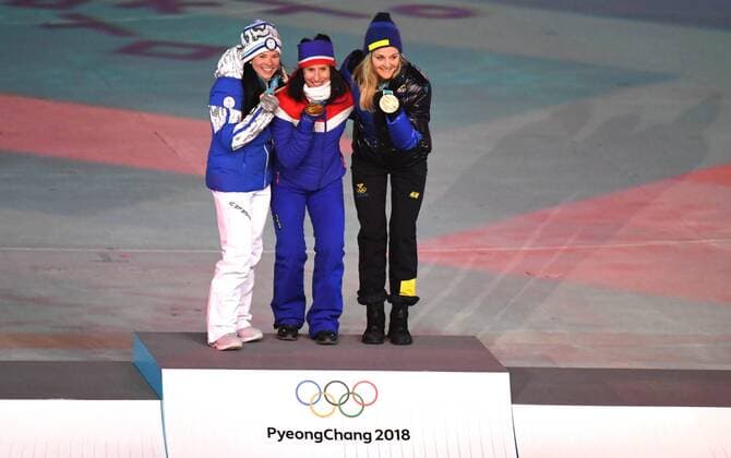(180225) -- PYEONGCHANG, Feb. 25, 2018 -- Gold medalist Norway s Marit Bjoergen (C), silver medalist Finland s Krista Parmakoski (L) and bronze medalist Sweden s Stina Nilsson pose for photos during medal ceremony for ladies 30km mass start classic of cross-country skiing at the closing ceremony for the 2018 PyeongChang Winter Olympic Games Olympische Spiele Olympia OS at PyeongChang Olympic Stadium, PyeongChang, South Korea, Feb. 25, 2018. ) (SP)OLY-SOUTH KOREA-PYEONGCHANG-CLOSING CEREMONY WangxSong 
