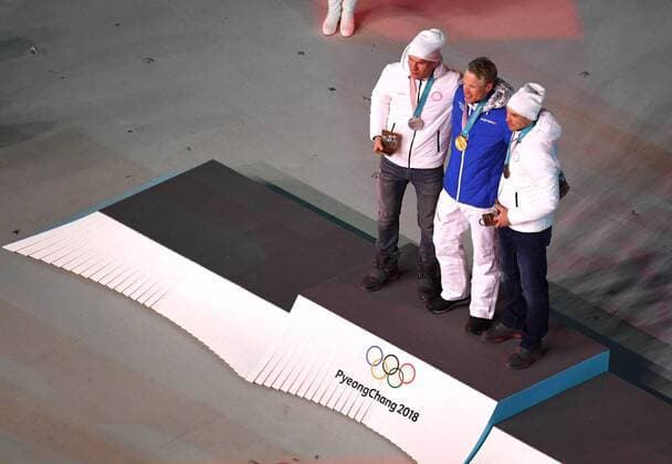 (180225) -- PYEONGCHANG, Feb. 25, 2018 -- Gold medalist Finland s Iivo Niskanen (C), silver medalist Olympic athlete from Russia Alexander Bolshunov (L) and bronze medalist Olympic athlete from Russia Andrey Larkov pose for photos during medal ceremony for men s 50km mass start classic of cross-country skiing at the closing ceremony for the 2018 PyeongChang Winter Olympic Games Olympische Spiele Olympia OS at PyeongChang Olympic Stadium, PyeongChang, South Korea, Feb. 25, 2018. ) (SP)OLY-SOUTH KOREA-PYEONGCHANG-CLOSING CEREMONY LanxHongguang 