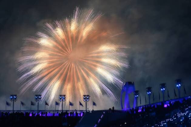 Olympia-Bilder des Tages PyeongChang 2018 - Highlights der Olympischen Spiele PYEONGCHANG, SOUTH KOREA - FEBRUARY 25, 2018: Fireworks light up the sky during the closing ceremony of the PyeongChang 2018 Winter Olympic Games Olympische Spiele Olympia OS at Pyeongchang Olympic Stadium. Valery Sharifulin TASS  TS075B7F