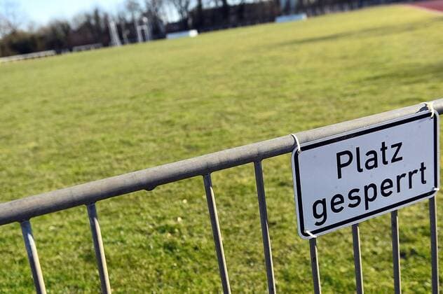 25 02 2018 xpsx Football Cancellations in Hanau and Offenbach v l Field ban Closed court Lawn closed Game abandonment Winter Relocation Refusal Sports field closed Winter Sports grounds Wiener Ring Offenbach Symbolfoto Rasenplatz Offenbach Hessen Germany