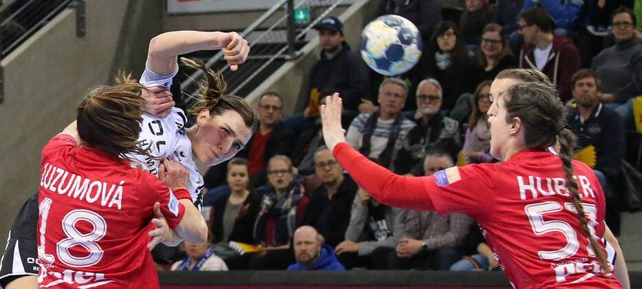 25 02 2018 Germany Ludwigsburg Handball Champions League SG BBM Bietigheim vs Thuringia HC v l Iveta Luzumova THC Fie Woller BBM Josefine Huber THC