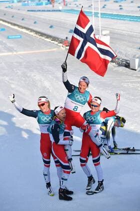 die norwegischen Langlaeuferinnen Ingvild Flugstad OESTBERG, Heidi WENG und Ragnhild HAGA, feiern Marit BJOERGEN, 1. Platz, Mitte, Olympiasiegerin, Siegerin, Gewinnerin, winner, 1. Platz, Olympiasiegerin, Siegerin, Gewinnerin, winner, mit der norwegischen Flagge, Fahne, Cross Country Skiing, Ladies 30 km Mass Start Classic, Skilanglauf, 30 km der Frauen Massenstart klassisch, Alpensia Cross Country Skiing Centre am 25.02.2018. Olympische Winterspiele 2018, vom 09.02. - 25.02.2018 in PyeongChang Suedkorea. *** the Norwegian long runners Ingvild Flugstad OESTBERG Heidi WENG and Ragnhild HAGA celebrate Marit BJOERGEN 1 place middle Olympic champion winner winner 1 place Olympic champion winner winner winner with the Norwegian flag flag cross country skiing ladies 30 km mass start classic cross country skiing 30 km women mass start classic Alpensia Cross Country Skiing Center on 25 02 2018 2018 Winter Olympics from 09 02 25 02 2018 in PyeongChang South Korea