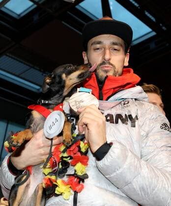 Themen der Woche - SPORT Bilder des Tages - SPORT Deutschland, Frankfurt am Main, Flughafen, 26.02.2018, Rueckkehr von Team Deutschland - Olympische Winterspiele 2018 in Pyeongchang Bild: Ein Küsschen zur Begrüßung von Tia für Dennis Endras *** Germany Frankfurt am Main Airport 26 02 2018 Return from Team Germany 2018 Olympic Winter Games in Pyeongchang Image A pecking welcome to Tia for Dennis Endras Copyright: HMBxMedia xHeikoxBecker