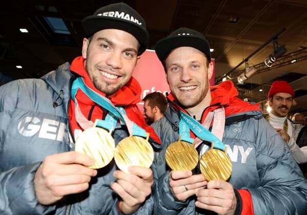 Deutschland, Frankfurt am Main, Flughafen, 26.02.2018, Rueckkehr von Team Deutschland - Olympische Winterspiele 2018 in Pyeongchang Bild: v.l. Tobias Wendl und Tobias Arlt *** Germany Frankfurt am Main Airport 26 02 2018 Return from Team Germany 2018 Olympic Winter Games in Pyeongchang Image by Tobias Wendl and Tobias Arlt Copyright: HMBxMedia xHeikoxBecker