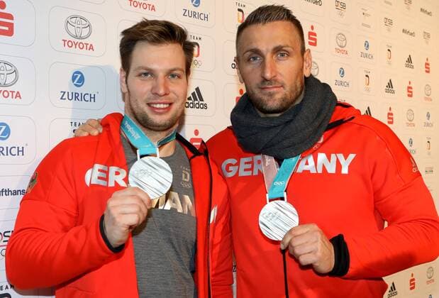Deutschland, Frankfurt am Main, Flughafen, 26.02.2018, Rueckkehr von Team Deutschland - Olympische Winterspiele 2018 in Pyeongchang Bild: v. lk. Nico Walther und Kevin Kuske (Silber Viererbob) *** Germany Frankfurt am Main Airport 26 02 2018 Return from Team Germany 2018 Olympic Winter Games in Pyeongchang Image v lk Nico Walther and Kevin Kuske Silver Four-man bobsleigh Copyright: HMBxMedia xHeikoxBecker