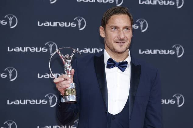 Bilder des Tages - SPORT (180228) -- MONACO, Feb. 28, 2018 -- Former Italian football player Francesco Totti poses with the Laureus Academy Exceptional Achievement Award at the 2018 Laureus World Sports Awards in Monaco, on Feb. 28, 2017. ) (SP)MONACO-LAUREUS AWARDS-WINNERS YexPingfan 