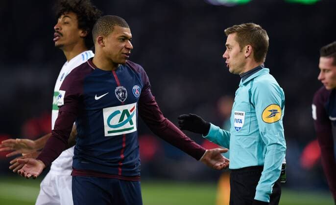 Kylian Mbappe ( PSG ) - Clement Turpin ( arbitre ) FOOTBALL : Paris Saint Germain vs Olympique de Marseille - Coupe de France - Paris - 28 02 2018 FedericoPestellini Panoramic 