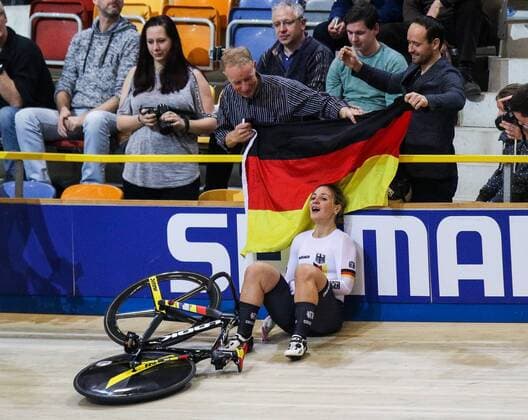 Bilder des Tages - SPORT March 2, 2018 - Apeldoorn, Netherlands - Gold medalist Germany s Kristina Vogel celebrates winning the women s sprint final during the UCI Track cycling Rad Radsport Bahnrad Bahn World Championships in Apeldoorn on March 2, 2018. Track cycling world championships Apeldoorn 2018 day 3  - ZUMAn230 20180302_zaa_n230_630 Copyright: xFotoxOlimpikx