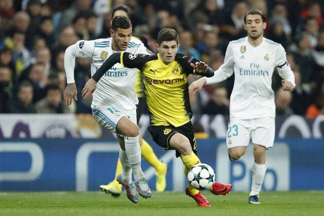 (L-R) Theo Hernandez of Real Madrid, Christian Pulisic of Borussia Dortmund, Mateo Kovacic of Real Madrid during the UEFA Champions League group H match between Real Madrid and Borussia Dortmund on December 06, 2017 at the Santiago Bernabeu stadium in Madrid, Spain. UEFA Champions League 2017 2018 xVIxVIxImagesx xMauricexvanxSteenxIVx 10230408