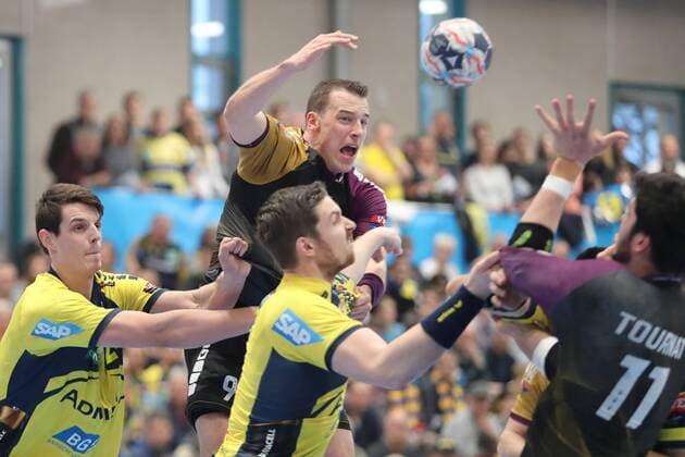 Filip Taleski RNL 28 Dominik Klein HBC 9 with ball Hendrik Pekeler RNL 23 Nicolas Tournat HBC 11 tackle match scene duel duel tackle tackling momentum Action Action Handball Champions League Rhein Neckar Löwen HBC Nantes xozx