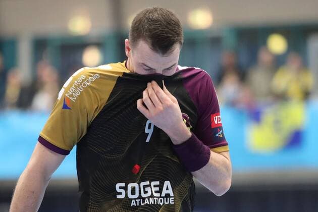Dominik Klein HBC 9 disappointed looking disappointment frustration disappointed pessimistic single action action action handball Champions League Rhein Neckar lion HBC Nantes xozx