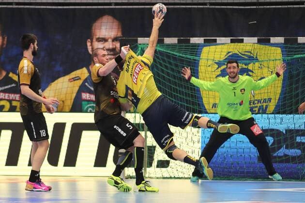 v left Eduardo Gurbindo Martinez HBC 18 Romaric Guillo HBC 5 Rafael Baena Gonzalez RNL 16 Cyril Dumoulin Goalkeeper HBC 1 in goal-throwing duel Match scene Duel tackle tackling Dynamics Action Action Handball Champions League Rhein Neckar Löwen HBC Nantes xozx
