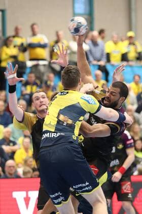 v li Hendrik Pekeler RNL 23 Nicolas Claire HBC 7 tackle match scene duel duel tackle tackling momentum action action handball Champions League Rhein Neckar Löwen HBC Nantes xozx