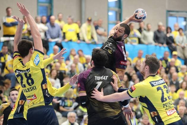 Filip Taleski RNL 28 can not block the jump shot by Nicolas Claire HBC 7 Action Action Game scene Handball Champions League Rhein Neckar Löwen HBC Nantes xozx