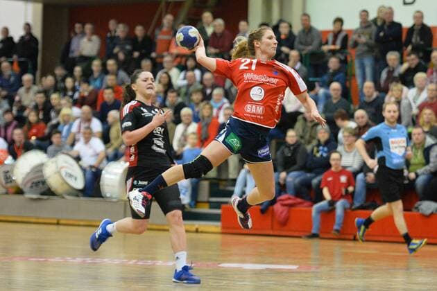 Saschia Putzke SG H2Ku Herrenberg re the Goalkeeper Katarina Pavlovic BSV Sachsen Zwickau left BSV Sachsen Zwickau vs SG H2Ku Herrenberg 2 Handball Bundesliga Women 03 03 2018 Zwickau Copyright: xEIBNER BertxHarzerx EP_BHR