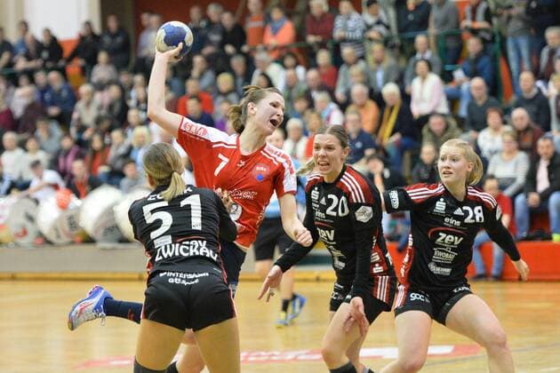 Sulzith Klein SG H2Ku Herrenberg at the ball Christina Zuber BSV Sachsen Zwickau left Perta Nagy BSV Sachsen Zwickau Mitte and Alisa Pester BSV Sachsen Zwickau re BSV Sachsen Zwickau vs SG H2Ku Herrenberg 2 Handball Bundesliga Women 03 03 2018 Zwickau Copyright: xEIBNER BertxHarzerx EP_BHR