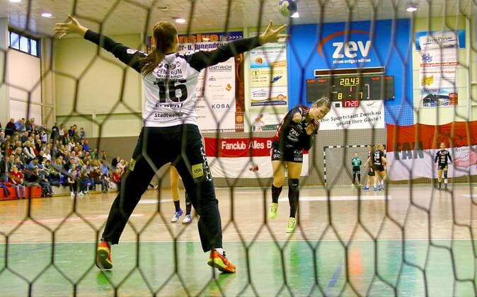 Goalkeeper Jenny Choinowski Zwickau forward Goalkeeper Dora Elbert Herrenberg Handball Women 2 League 2017 18 BSV Sachsen Zwickau SH H2Ku Herrenberg am 3 3 2018 BSV Sachsen Zwickau SG H2Ku Herrenberg