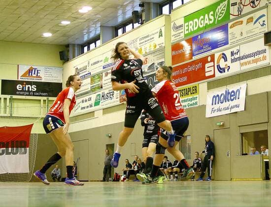 Goal Throw by Katarina Pavlovic Zwickau behind Sulamith Klein Herrenberg and Anika Leppert Herrenberg Handball Women 2 League 2017 18 BSV Sachsen Zwickau SH H2Ku Herrenberg am 3 3 2018 BSV Sachsen Zwickau SG H2Ku Herrenberg