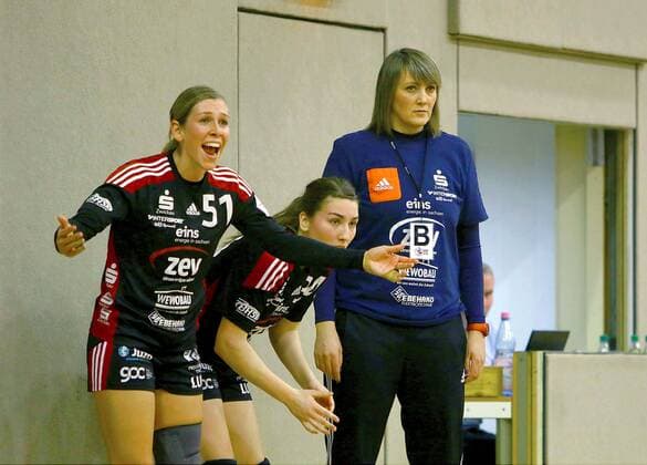 Christina Zuber Zwickau Laura Majer Zwickau and trainer Corina Cupcea Zwickau v l Handball Women 2 League 2017 18 BSV Sachsen Zwickau SH H2Ku Herrenberg am 3 3 2018 BSV Sachsen Zwickau SG H2Ku Herrenberg