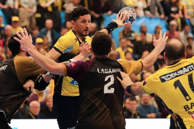 Nicolas Tournat HBC 11 Alexander Petersson RNL 32 Romain Lagarde HBC 2 Rafael Baena Gonzalez RNL 16 Duel duel duel tackle tackling Dynamics Action Action Handball Champions League Rhein Neckar Löwen HBC Nantes xozx