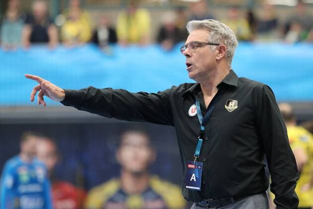 Thierry Anti trainer head coach HBC Nantes gives gestures instructions gesturing with the arms gives instructions gesticulate single action action handball Champions League Rhine Neckar lion HBC Nantes xozx