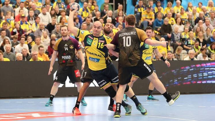 v li Rafael Baena Gonzalez RNL 16 Nicolas Claire HBC 7 Dragan Pechmalbec HBC 10 tackle match scene Duel duel tackle tackling Dynamics Action Action Handball Champions League Rhein Neckar Löwen HBC Nantes xozx