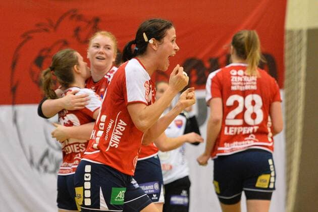 Team of SG H2Ku Herrenberg celebrates the point win Lisa Gebhard SG H2Ku Herrenberg front BSV Sachsen Zwickau vs SG H2Ku Herrenberg 2 Handball Bundesliga Women 03 03 2018 Zwickau Copyright: xEIBNER BertxHarzerx EP_BHR