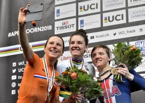 03-03-2018 BAANWIELRENNEN: UCI WK BAANWIELRENNEN: APELDOORN Annemiek van Vleuten neemt een selfie samen met Chloe Dygert USA en Kelly Catlin USA Foto: Sander Chamid xVIxVIxImagesx xSoenarxChamidxsportfotografiexIVx 10238223