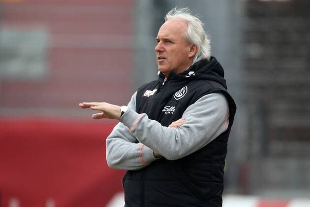 v left coach Peter Vollmann VfR Aalen gives instructions gesticulated gesturing with the arms gives instructions gesticulate Soccer 3 Liga FC Wuerzburger Kickers VfR Aalen xfsx