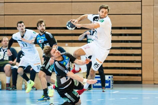 Sebastian Greß Nr 25 Elbflorenz at throw Felix Handschke Nr 22 Vikings can not stop him in this scene and goes to the ground HC Rhein Viking vs HC Elbflorenz Dresden Handball 2 Bundesliga 03 03 18 Düsseldorf NRW Germany Castello Copyright: xcdn_nszx