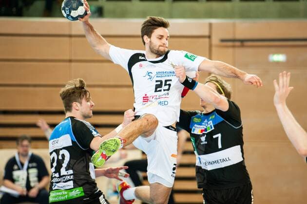 Sebastian Greß Nr 25 Elbflorenz throws on the goal Dennis Aust Nr 7 Vikings and Felix Handschke Nr 22 Vikings can not decide to intervene HC Rhein Vikings HC HC Dresden Dresden Handball 2 Bundesliga 03 03 18 Dusseldorf NRW Germany Castello Copyright: xcdn_nszx