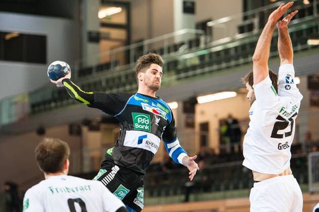 Alexander Oelze No. 29 Vikings in action Sebastian Greß Nr 25 Elbflorenz raises his arms and tries to fend off the throw HC Rhein Vikings vs. HC Elbflorenz Dresden Handball 2 Bundesliga 03 03 18 Dusseldorf NRW Germany Castello Copyright: xcdn_nszx